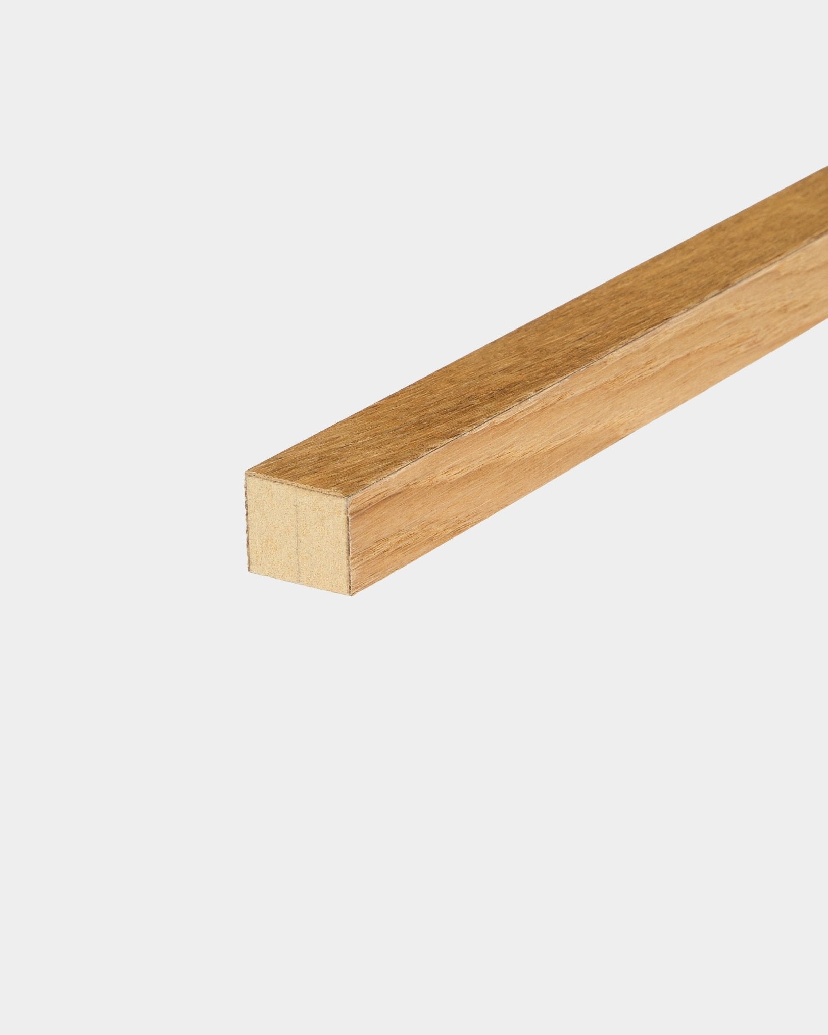 Lamela końcowa WoodUpp w kolorze Rustic Brown Oak (2,2 cm), używana jako krawędź wykończeniowa do paneli akustycznych Akupanel lub do budowy ramy z MDF do montażu paneli.